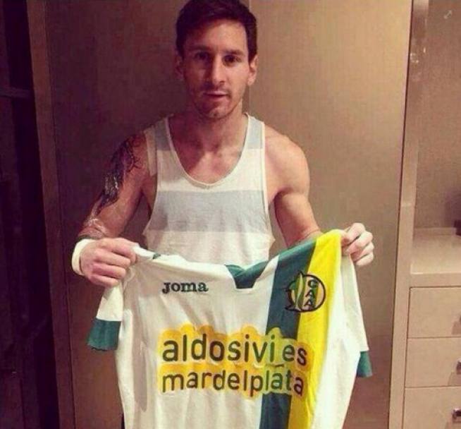 Lionel Messi, stella del Barcellona, ha mostrato sui social la maglia dell&#39;Aldosivi, club argentino appena promosso in Primera, e soprattutto un nuovo tatuaggio sul braccio destro